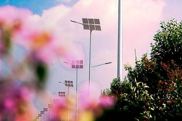 看，太阳能路灯照亮全方位！